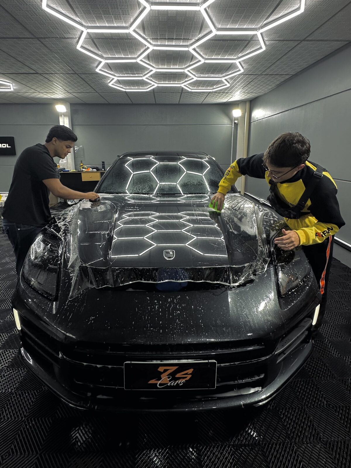Equipe 3S Cars aplicando PPF no capô