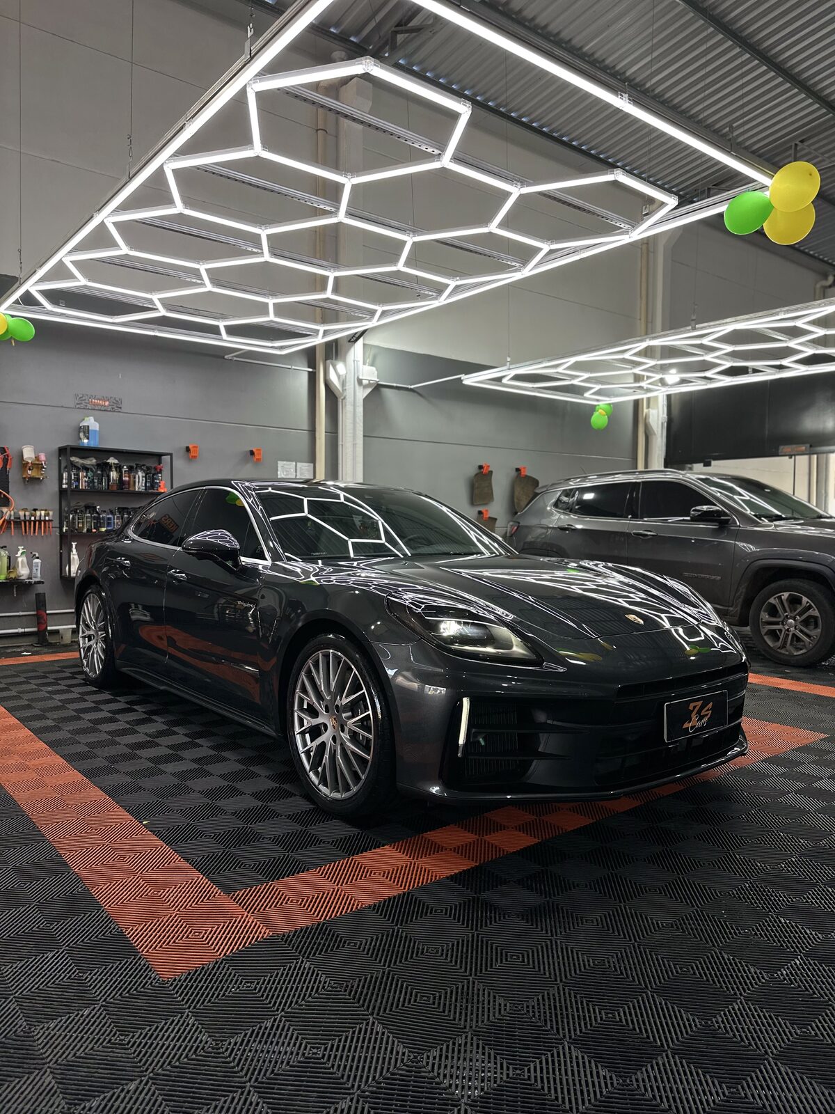 Corvette com PPF instalado, vista frontal