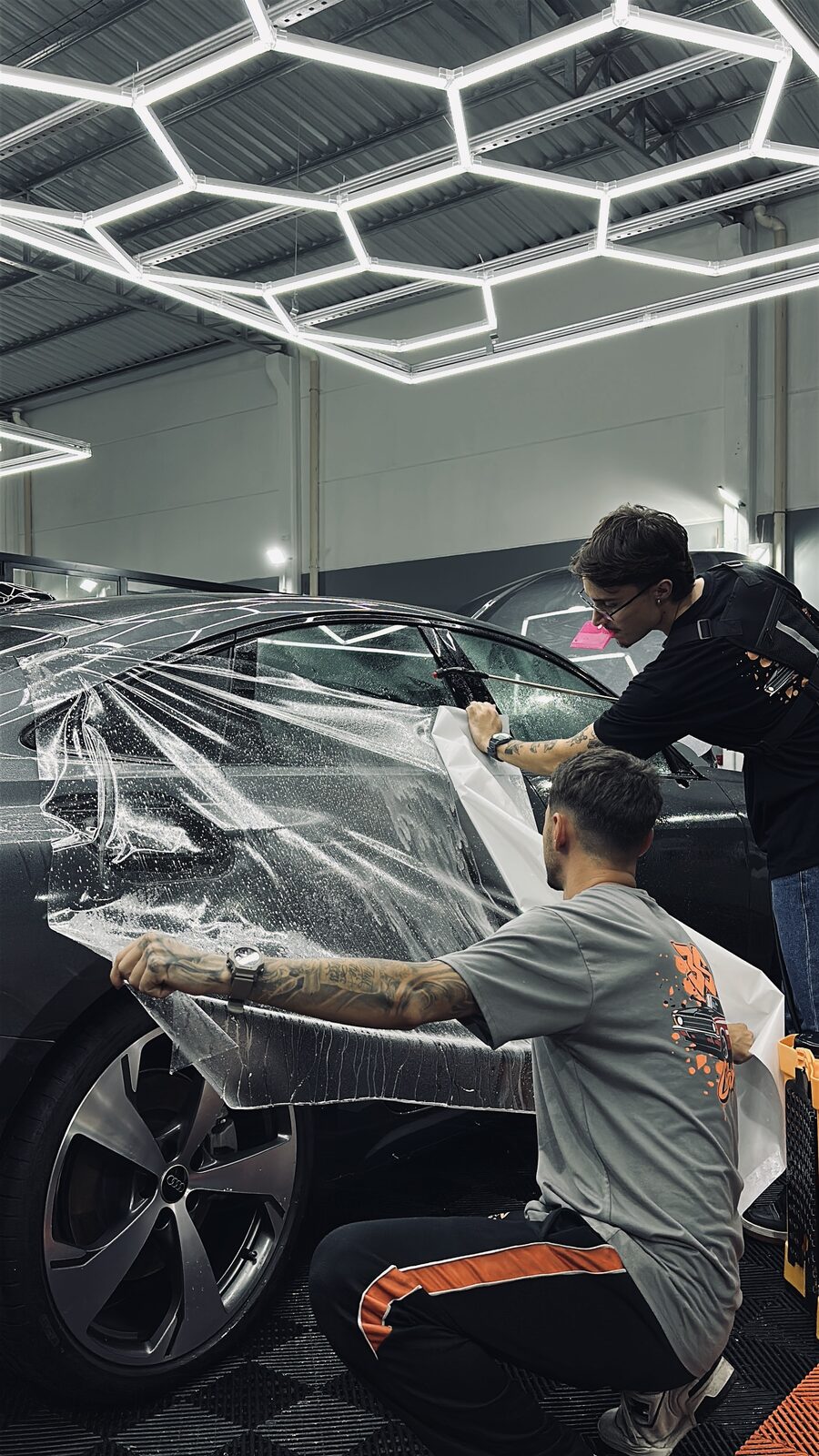 Equipe 3S Cars instalando PPF em veículo