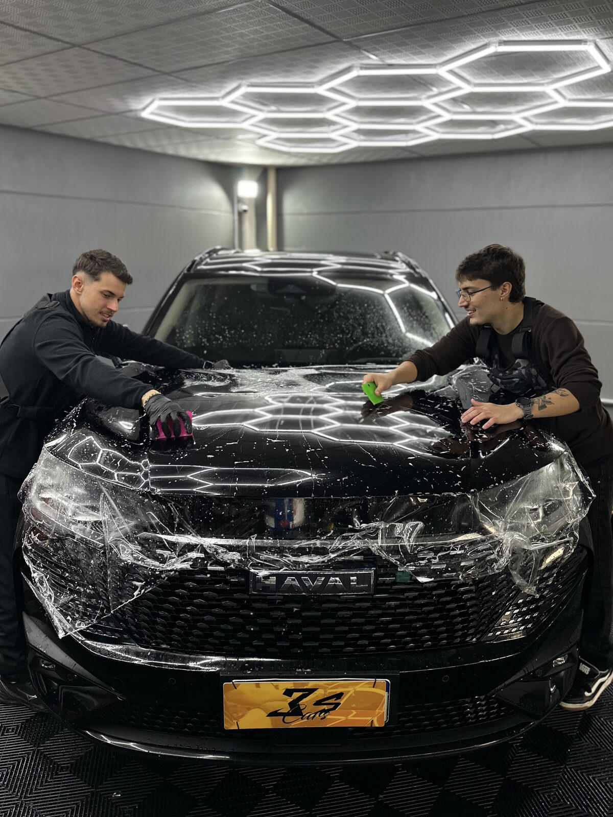 Equipe 3S Cars finalizando instalação de PPF