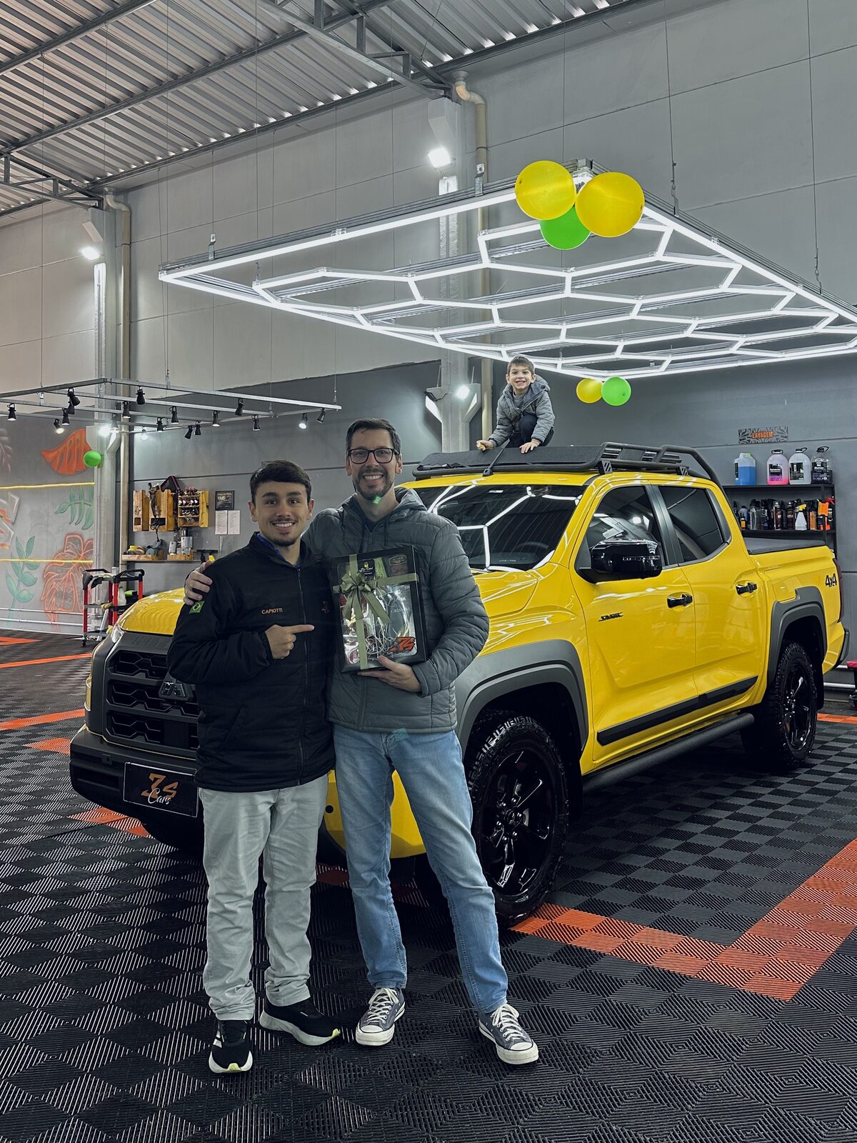 Cliente satisfeito buscando o carro protegido na 3S Cars, Santa Cruz do Sul
